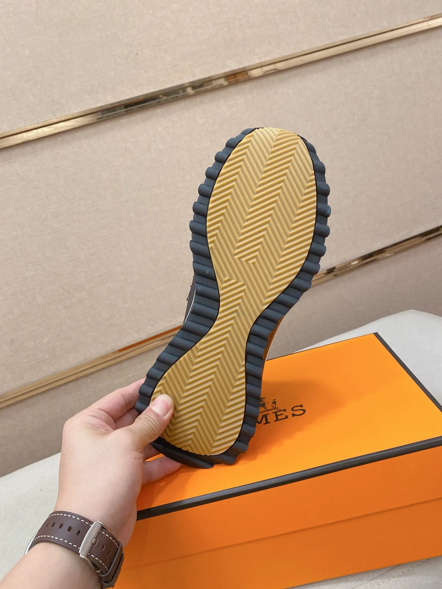 Men's clothing and shoes💰: 520💰《HERMES》【Classic original single version】Hermès; top 🔝purchasing agent🔍🔍men's latest 🇺🇸 counter sales simultaneously, original imported from Italy ▲▲first-layer cowhide ▲▲ (high-end, nobility, class) times) Exquisite workmanship (Italian 🇮🇹Imported water-dyed 🐂cowhide lining) sole: Original sole provided by the original factory, ⚠️exclusive double-layer activity·TPR·rubber·combined molded outsole; super comfortable·wear-resistant·non-slip·environmental protection The real thing is more beautiful if you take the real thing (high quality, follow the order), you can enter and exit the counter at will * Number of yards: 38·39·40·41·42·43·44# (can be customized 45.)